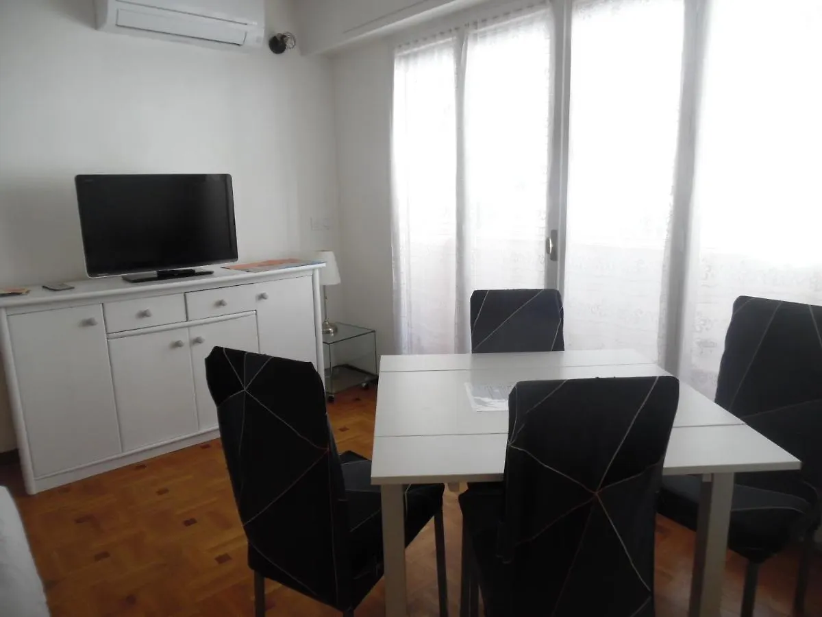 Joly 2 Pieces A 100 Mt De La Mer Menton